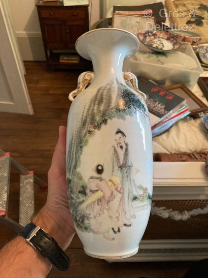 null Chine 
Vase balustre en porcelaine émaillée polychrome figurant des personnages...