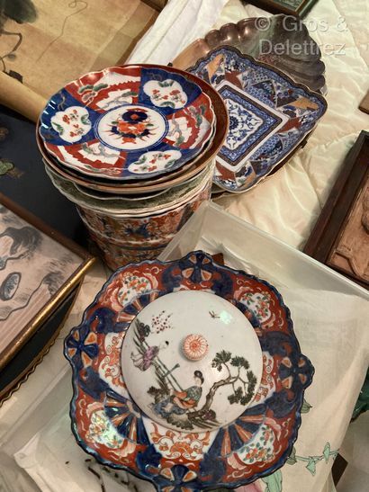 null Japon, Imari 
Lot de coupes et assiettes en porcelaine à décor émaillé rouge...