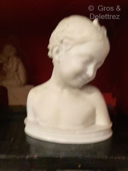 null D’après Jean-Baptiste Pigalle 
Buste de jeune fille 
Sculpture en biscuit 
27...