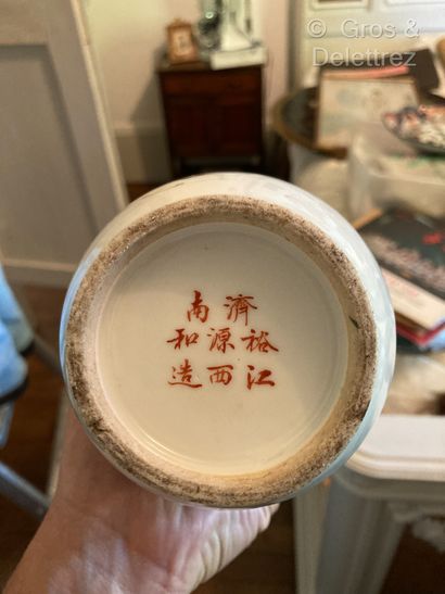 null Chine 
Vase balustre en porcelaine émaillée polychrome figurant des personnages...
