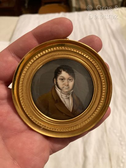 null Miniature 
École française vers 1830
Portrait de jeune homme au favori et redingote...