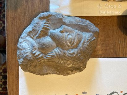 null Fragment en pierre sculpté représentant un homme de profil en léger relief
13...