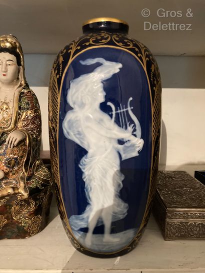 null LIMOGES AL TENTATION
Vase en porcelaine à décor émaillé bleu nuit et blanc figurant...
