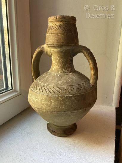 null Pre-Columbian art ? 
Terracotta vase with two handles and scarified decoration...