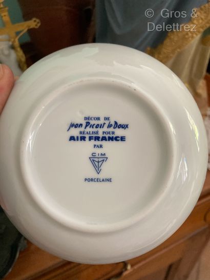 null Jean PICART LE DOUX pour AIR France 
Partie de service en porcelaine blanche...