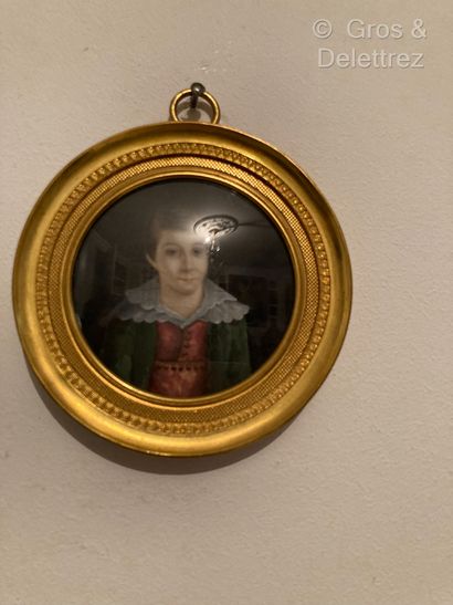 null Miniature 
École française vers 1820 
Portrait de jeune homme au col de dentelles...