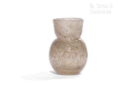 Henri NAVARRE (1885-1971) Vase de forme ovoïde à col légèrement évasé en verre fumé...