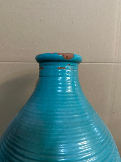 null Tunisie. Vase en terre cuite émaillée bleu turquoise. 


H : 37 cm. Eclats et...