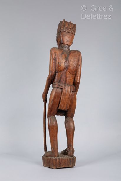 null (SD) Sculpture en bois figurant un personnage habillé d’un pagne et coiffé d’une...