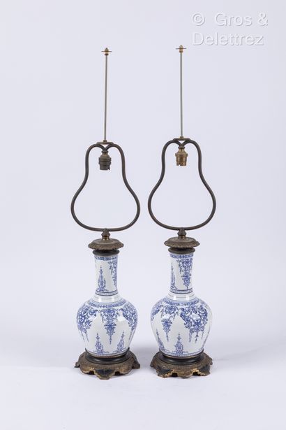 null GIEN ? Paire de vases bouteilles en céramique à décor en bleu de lambrequins...