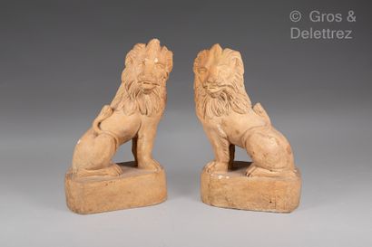 null Paire de Sculptures en terre cuite représentant un lion assis.

Haut : 70 c...