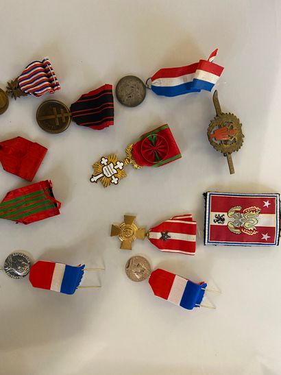 null Fort ensemble de médailles militaires et d’insignes, de formats et matériaux...