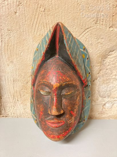 null (E) Masque africain en bois polychrome figurant une tête de femme à la coiffe...