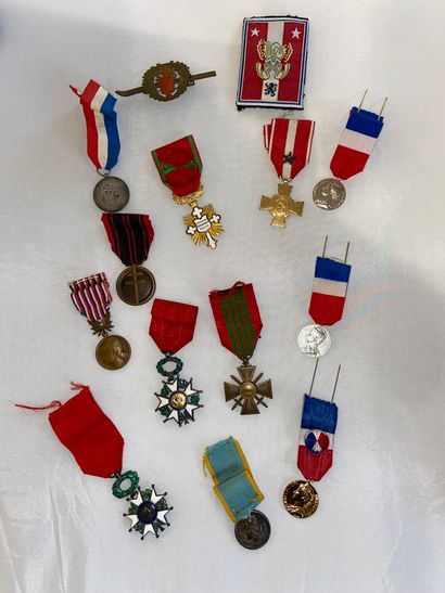null Fort ensemble de médailles militaires et d’insignes, de formats et matériaux...