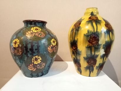 null (E) Travail moderne 

Réunion de deux vases en céramique émaillée dans les tons...