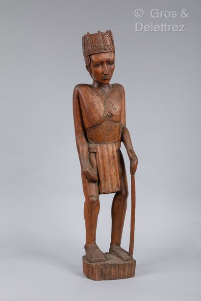 null (SD) Sculpture en bois figurant un personnage habillé d’un pagne et coiffé d’une...