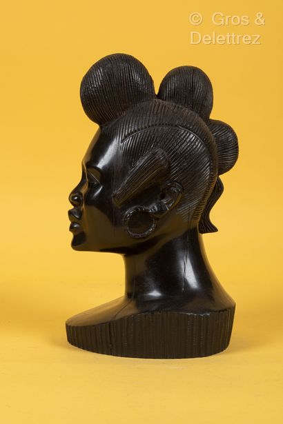 TCHAD, travail colonial Sculpture en bois noir figurant une tête de femme à trois...