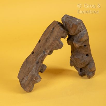 TCHAD Paire de sabots « pattes de lion » en bois sculpté.
Long : 26 et 25,5 cm.