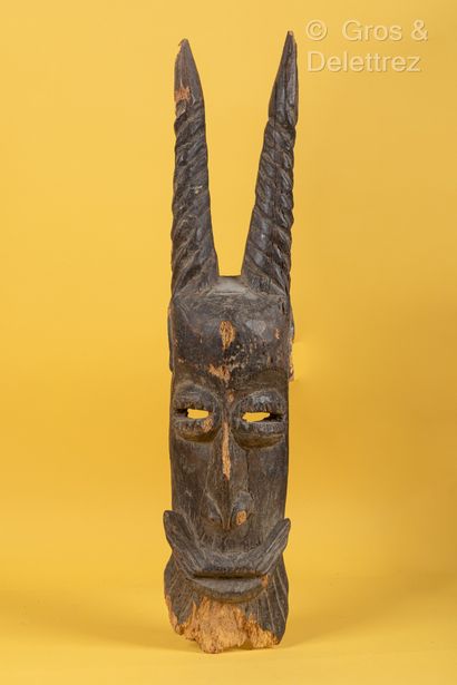 TCHAD Grand masque en bois sculpté figurant une visage barbu surmonté de deux cornes...