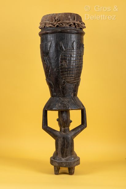 Style Senoufo, COTE D’IVOIRE Grand tambour en bois sculpté en relief de tortues et...