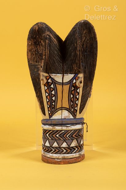 Style Kuyu, CONGO Sculpture en bois polychrome figurant un visage scarifié.
Haut :...
