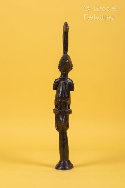 Style Yoruba, NIGERIA Serpette rituelle en bois patiné figurant une femme à genou...