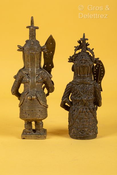 Style royaume du Bénin NIGERIA Deux sculptures en bronze figurant des guerriers en...