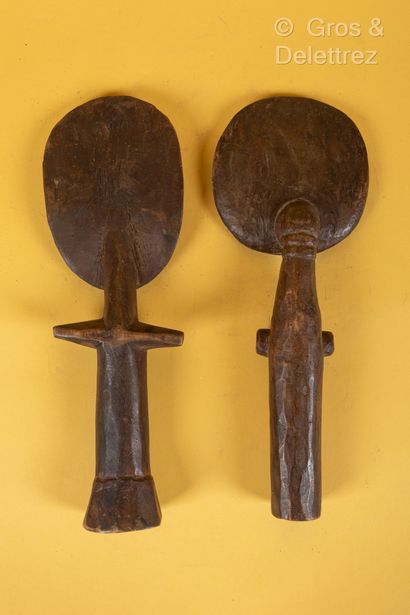 Style Ashanti GHANA Deux poupées en bois sculpté l’une à visage humain, l’autre à...