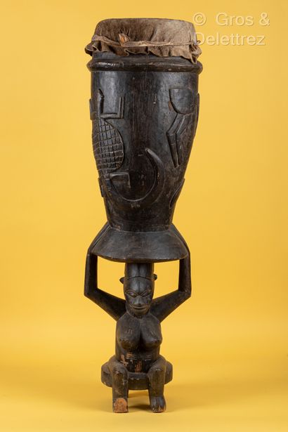 Style Senoufo, COTE D’IVOIRE Grand tambour en bois sculpté en relief de tortues et...