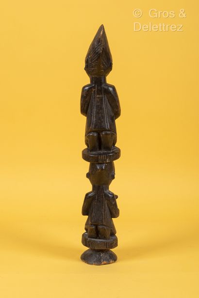 TCHAD Sculpture en bois patiné figurant une femme au dessus d’un homme et tenant...