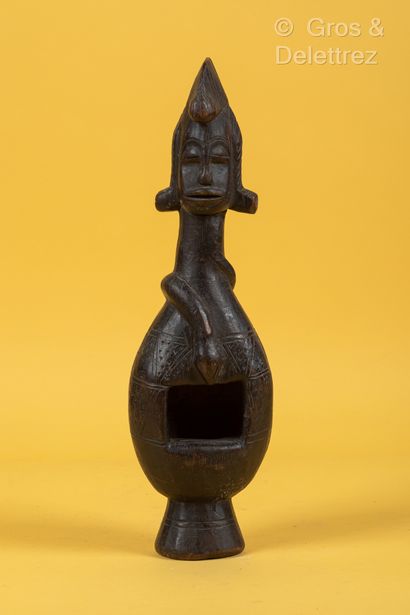 TCHAD Reliquaire en bois patiné en forme de bouteille sommé d’une tête féminine,...