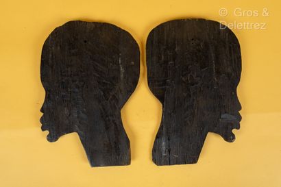 TCHAD, travail colonial Paire de visages de profil en bois noir sculpté en bas relief.
Haut :...