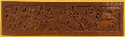 TCHAD Trois panneaux en bois sculpté en léger relief d’une chasse au lion, lézards...
