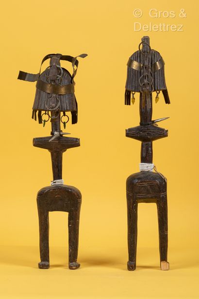 Style Bagirmi, TCHAD Paire de grande figurines en bois patiné représentant deux femmes...