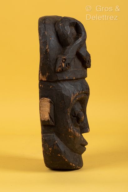 Style Bamiléké / Bangwa CAMEROUN Masque en bois patiné figurant un visage surmonté...