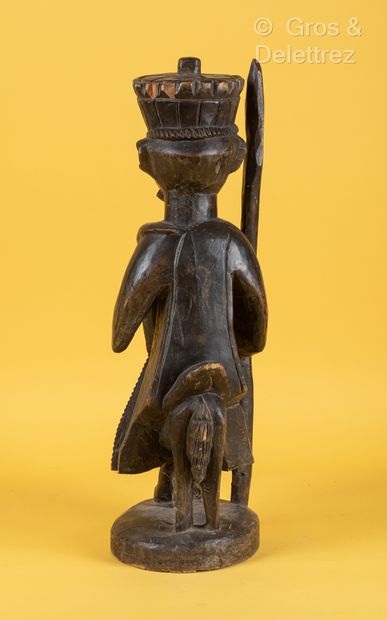 Style MALI Sculpture en bois patiné figurant un seigneur à cheval et portant une...