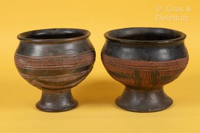 TCHAD Deux pots en terre cuite noire et rehaut de rouge à motifs géométriques et...