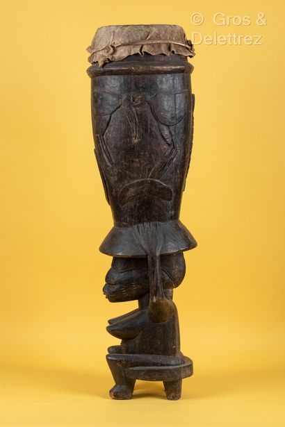 Style Senoufo, COTE D’IVOIRE Grand tambour en bois sculpté en relief de tortues et...