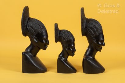 TCHAD, travail colonial Trois têtes sculptées en bois noir comprenant, le père, la...