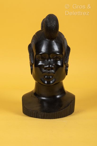 TCHAD, travail colonial Sculpture en bois noir figurant une tête de femme à trois...