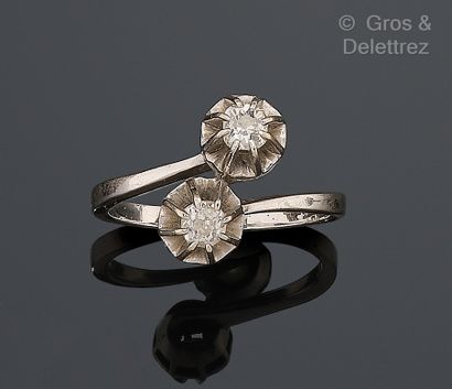 null Bague « Toi et Moi » en or gris 750 millièmes ornée de deux diamants taille...