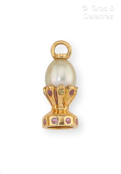 Travail français Pendentif « Coquetier » en or jaune 750 millièmes orné d’une perle...