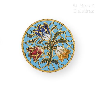 Travail du XIXe siècle Bouton en métal doré et émaux cloisonnés à motifs floraux....