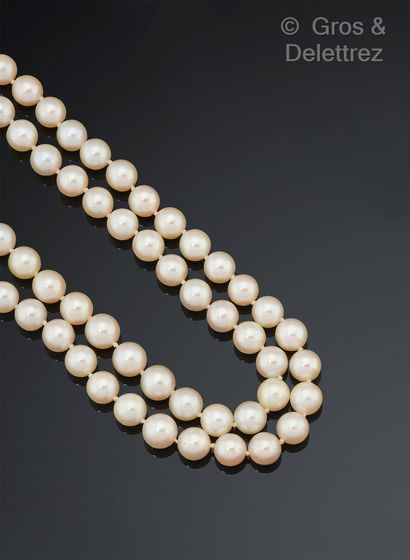 Travail français Collier composé de deux rangs de perles de culture blanches en légère...