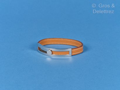 null HERMES Paris - Bracelet réglable en cuir naturel et motif en métal argenté....