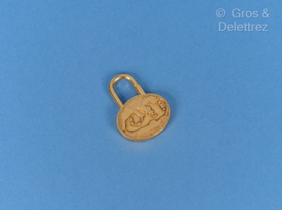 null HERMES Paris made in France 2003 "Year of the Mediterranean" key ring in gilt...