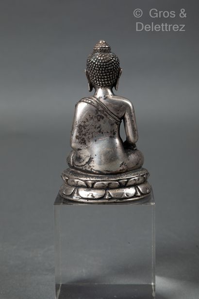 null THAILANDE. Scupture en alliage représentant Bouddha assis sur un socle lotiforme....