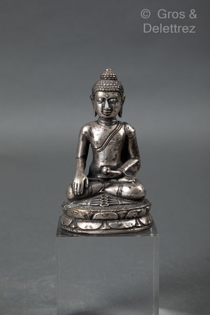 null THAILANDE. Scupture en alliage représentant Bouddha assis sur un socle lotiforme....