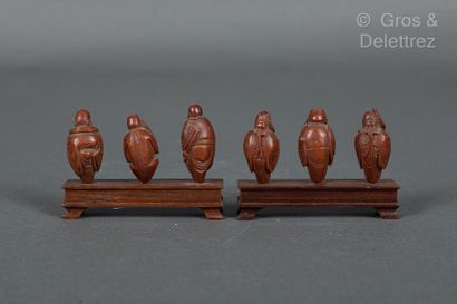 null Chine, Canton, vers 1900
Ensemble de six noix sculptées, représentant des immortels,...