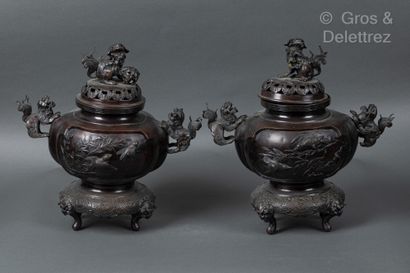 null Japon, période Meiji
Paire de brûle-parfums couverts en bronze, à décor en relief...